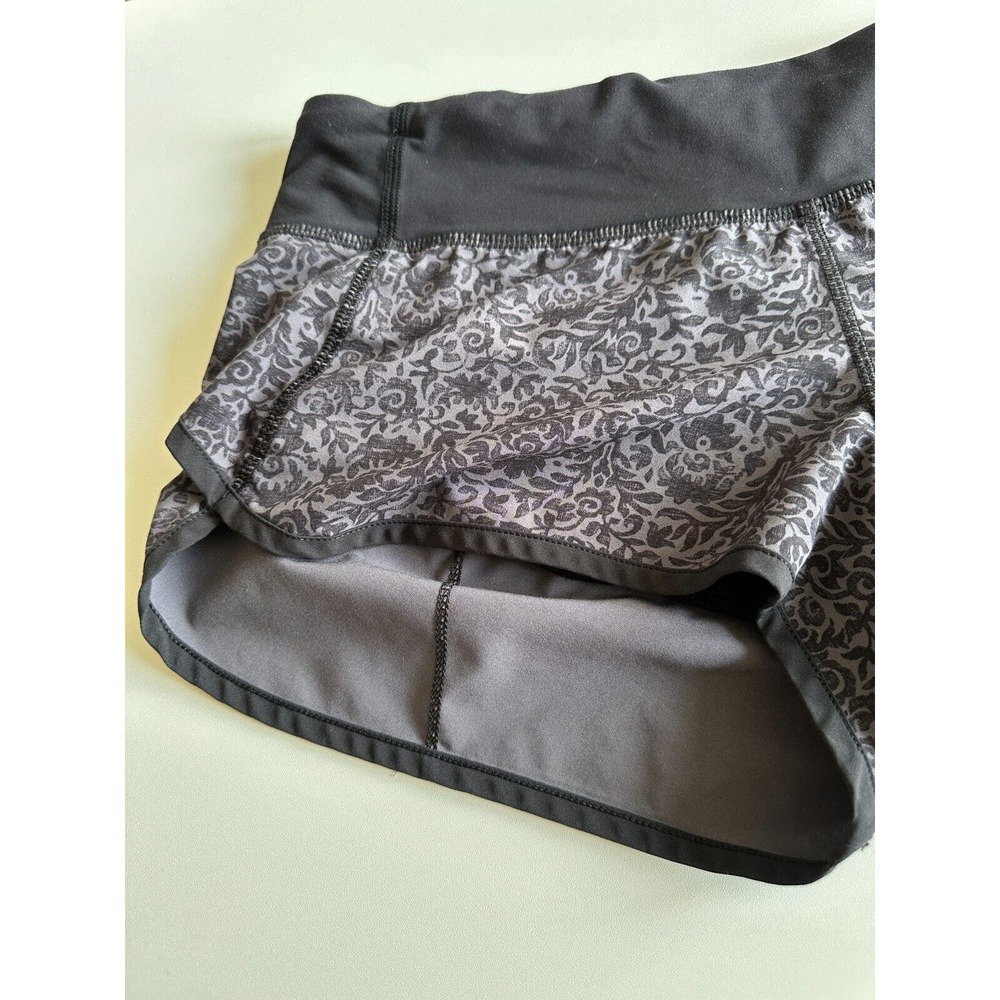 Lululemon Speed Short 2.5 Flossy Dark Carbon Black Paisley Shorts Women's Size 6 - Picture 6 of 15